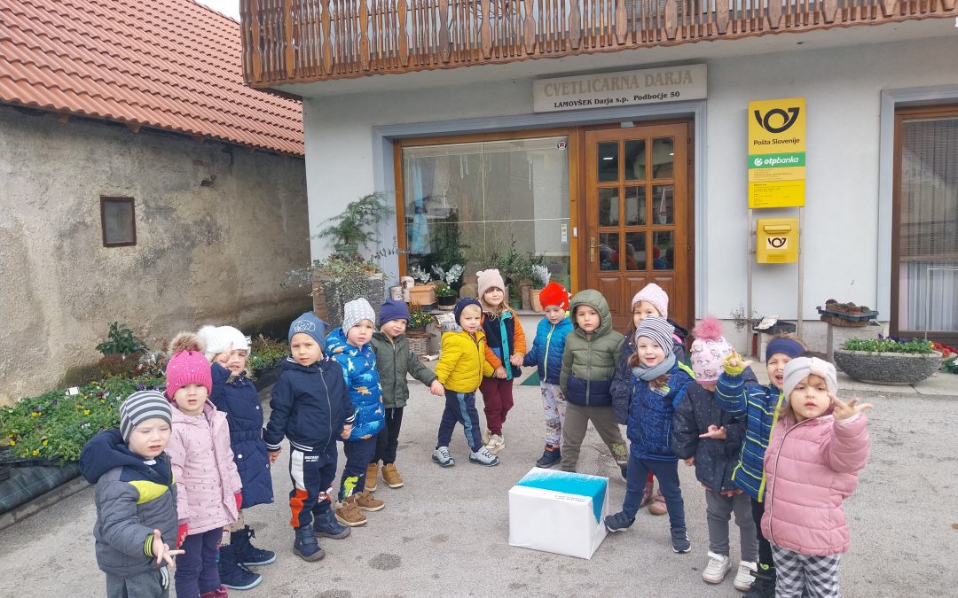 OBISK POŠTE IN CVETLIČARNE V PODBOČJU